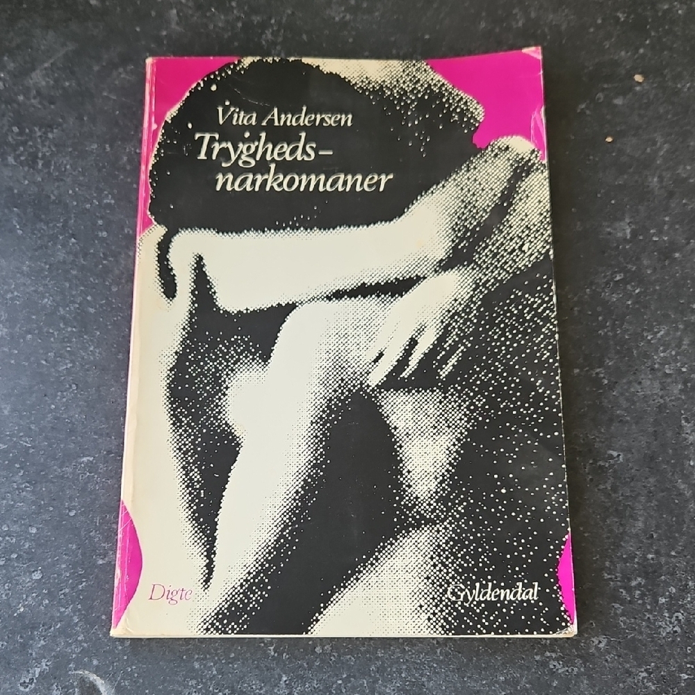Trygheds-narkomaner Book with Pink and Black Cover